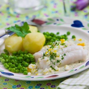 Pocherad torsk med ägg- och persiljesås - Hemmets Journal