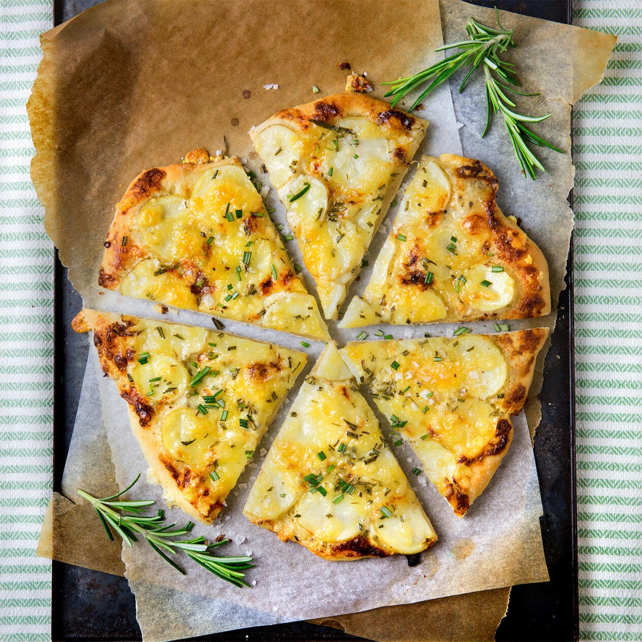 Pizza bianca med färskpotatis och rosmarin Hemmets Journal
