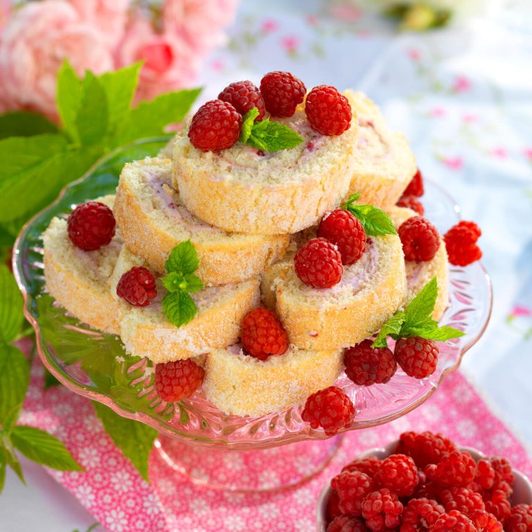 Rulltårta med kardemumma och hallon Hemmets Journal