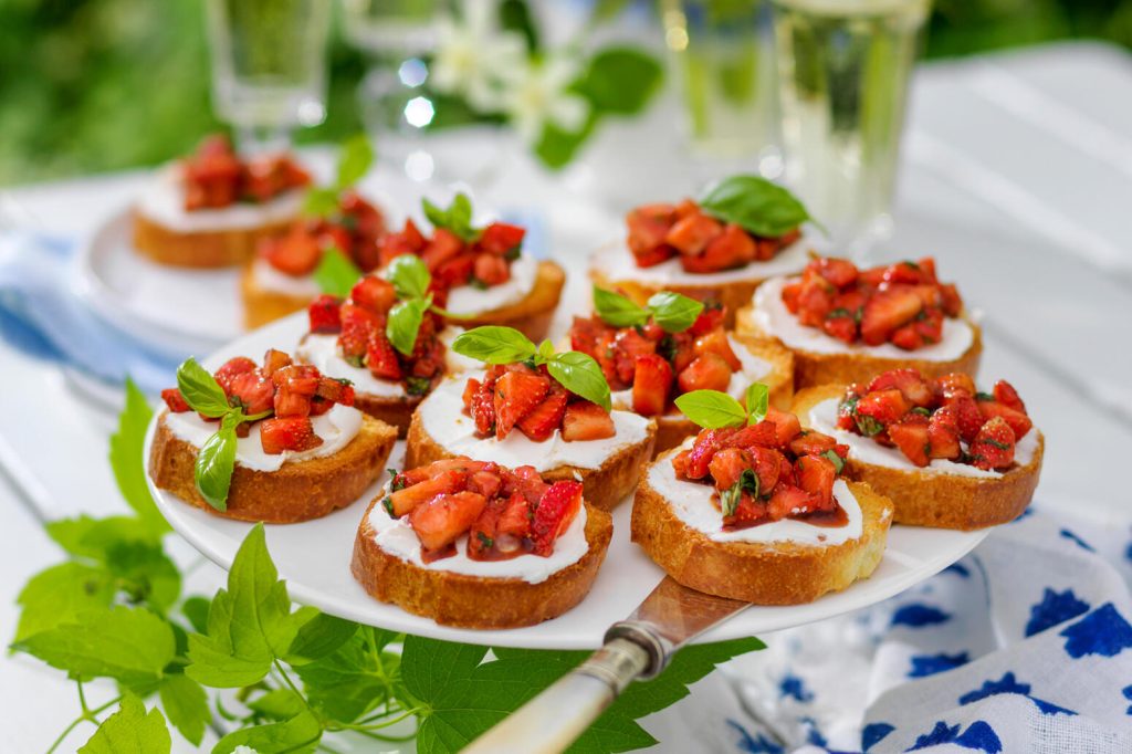 Foto: Anders Norrsell | Enkel och lyxig bruschetta med färska jordgubbar