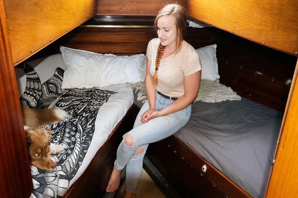 Vattenrädda Tess flyttade in i en husbåt: