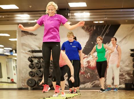 Icakurirens Linnea Bjärle testar passet Speed ´n´ Sports, där tränas smidigheten upp genom olika övningar i en stege på golvet. Svettigt och utmanande. Foto: Peter Knutson