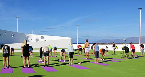 Deltagarna på Club La Santa på Lanzarote tränar pilates. Foto Oskar Ekman