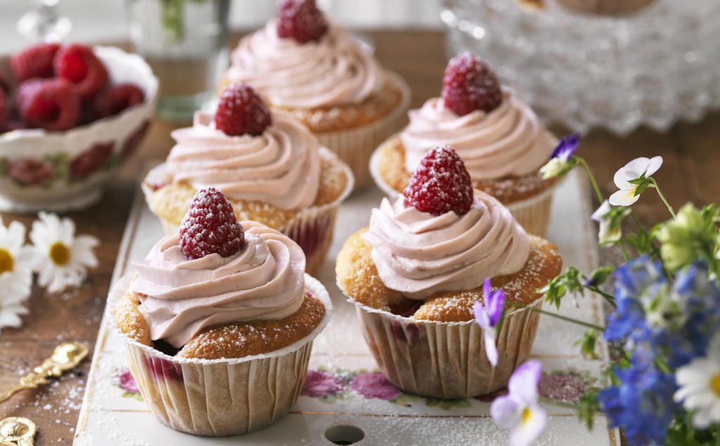 Halloncupcakes med rosa frosting - Icakuriren