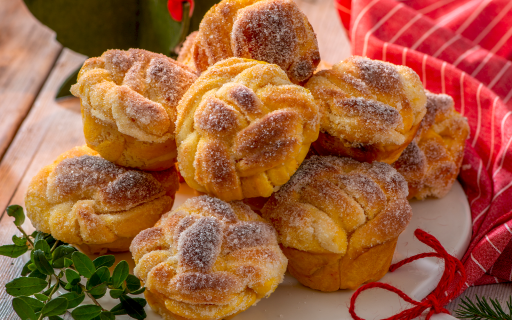 Saffransbullar upplagda på julbord.