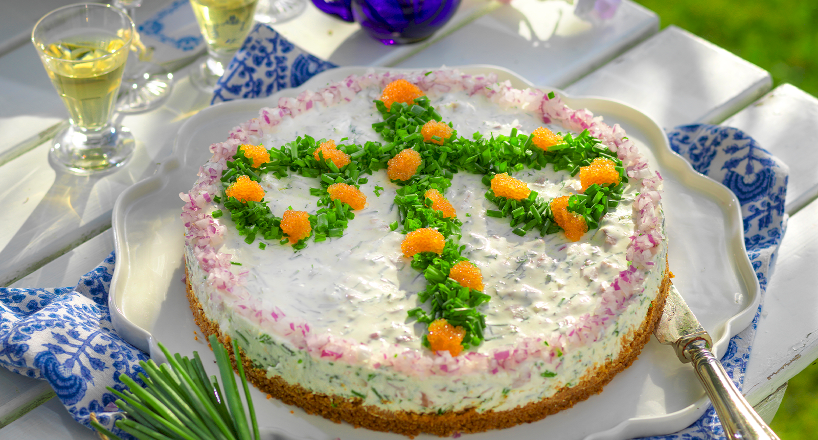 Matjestårta med midsommardekoration